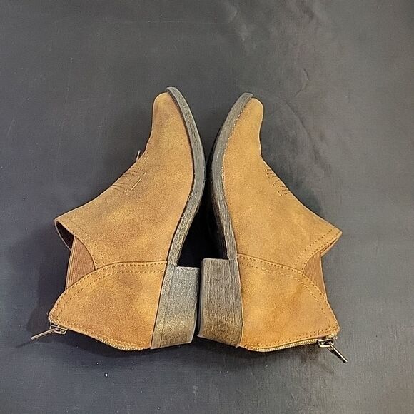 CAT&JACK BIG GIRLS SUEDE POINTED TOE BACK ZIPPER CLOSURE ANKLE BOOTIES - Picture 12 of 15